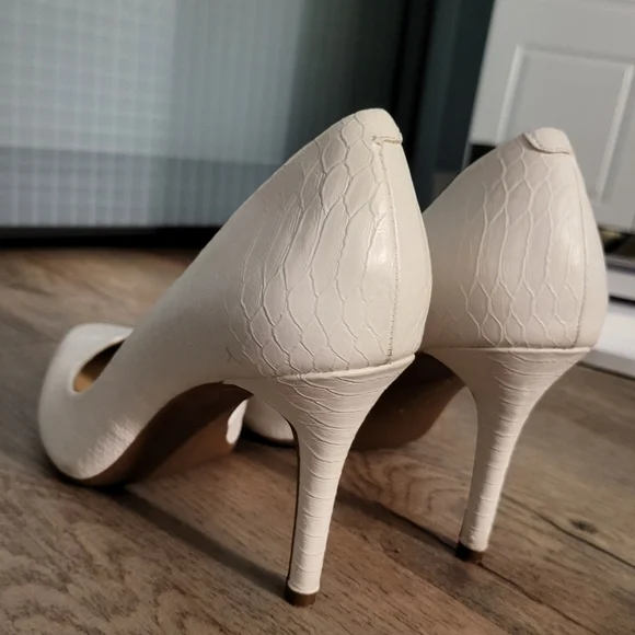 Elegant White Stilettos - Picture 4 of 9